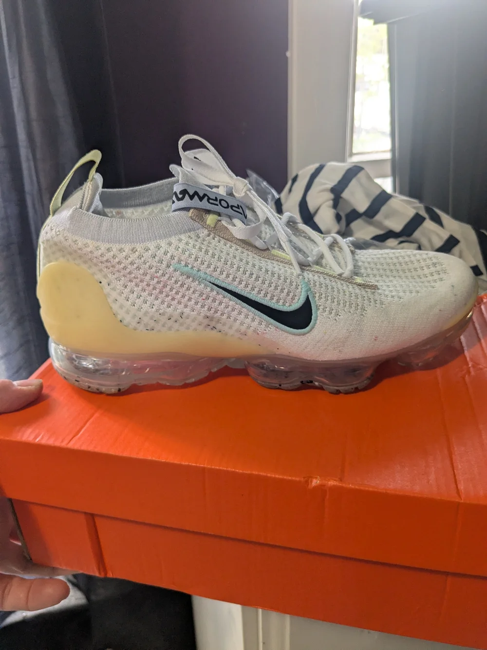 Nike Air VaporMax Flyknit Sneakers 2021 New In Box - Picture 2 of 6